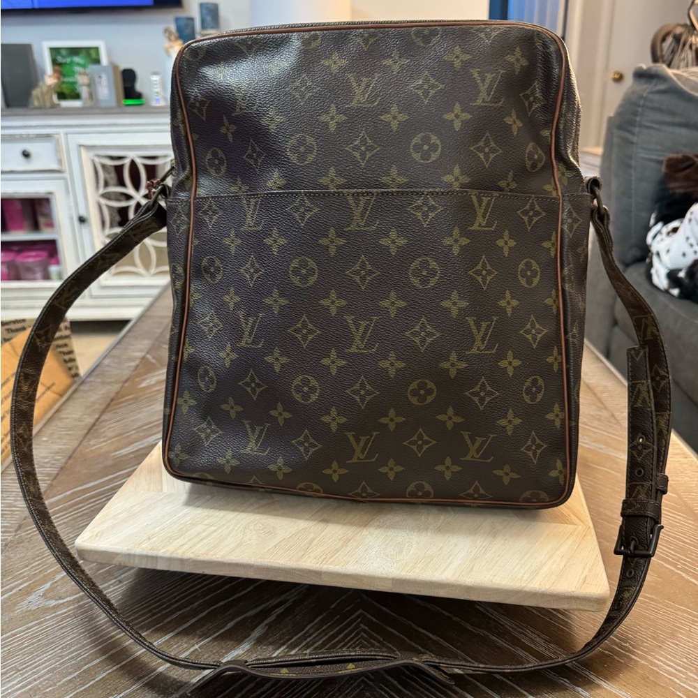 EUC Vintage Louis Vuitton Monogram Canvas Marceau GM messenger bag.